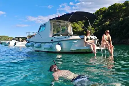 SNORKELING IN PARADISE