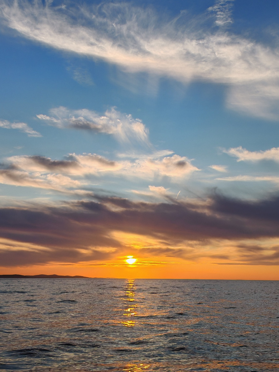 Sunset Boat Tour in Zadar: The Magic of the Sunset with a Cocktail and Kroštula